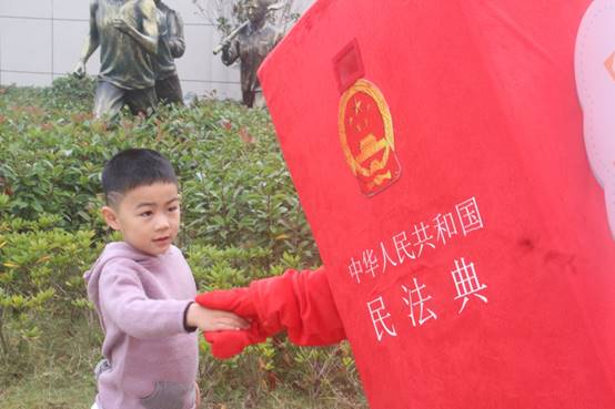 说明: E:\澳洲幸运10重要获奖\照片素材\1、“保驾护航”普法宣传照片\2020年11月赴钱塘新区少年宫开展普法志愿服务活动现场.jpg
